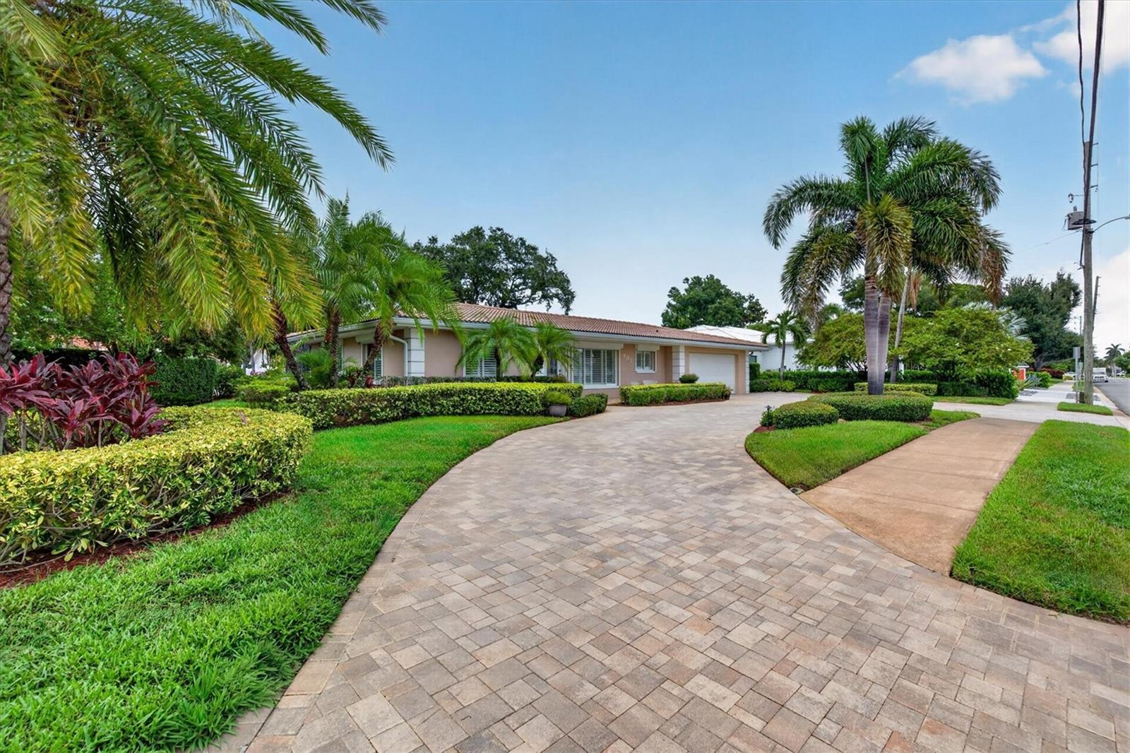 Single Family Residence in BELLEAIR, FL - Daniel Dourado