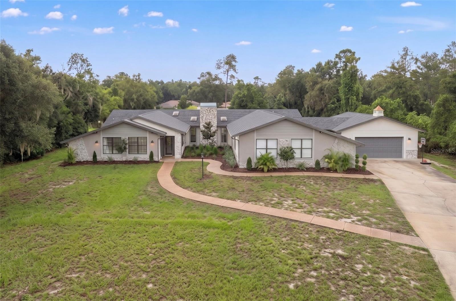 Single Family Residence in WEEKI WACHEE, FL - Daniel Dourado