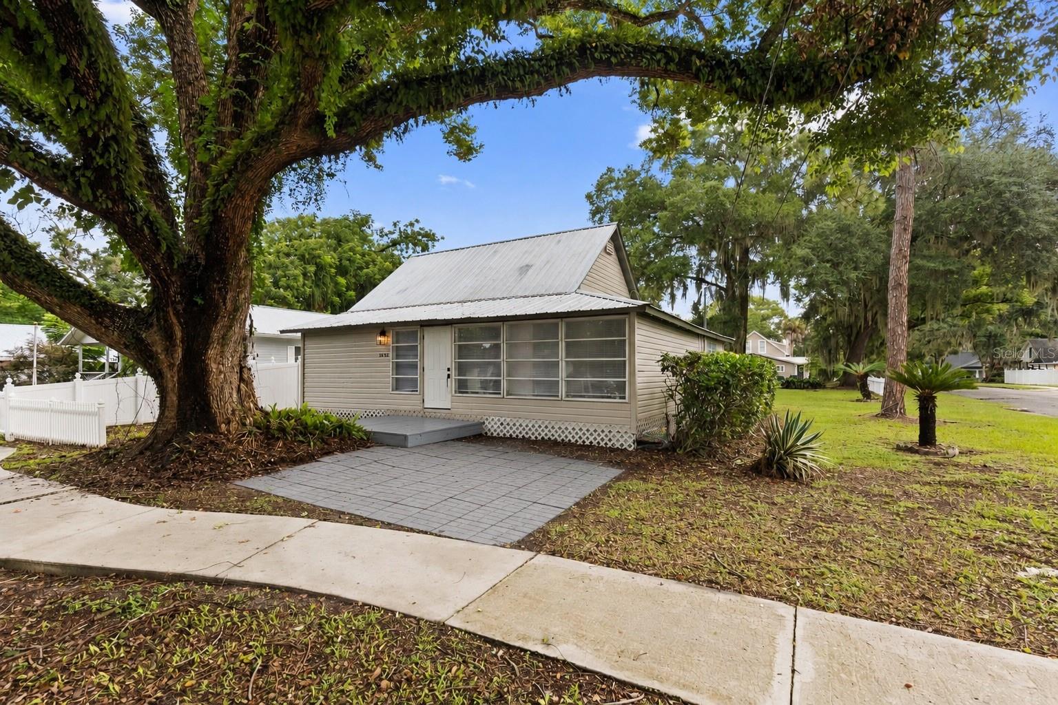 Single Family Residence in ZEPHYRHILLS, FL - Daniel Dourado