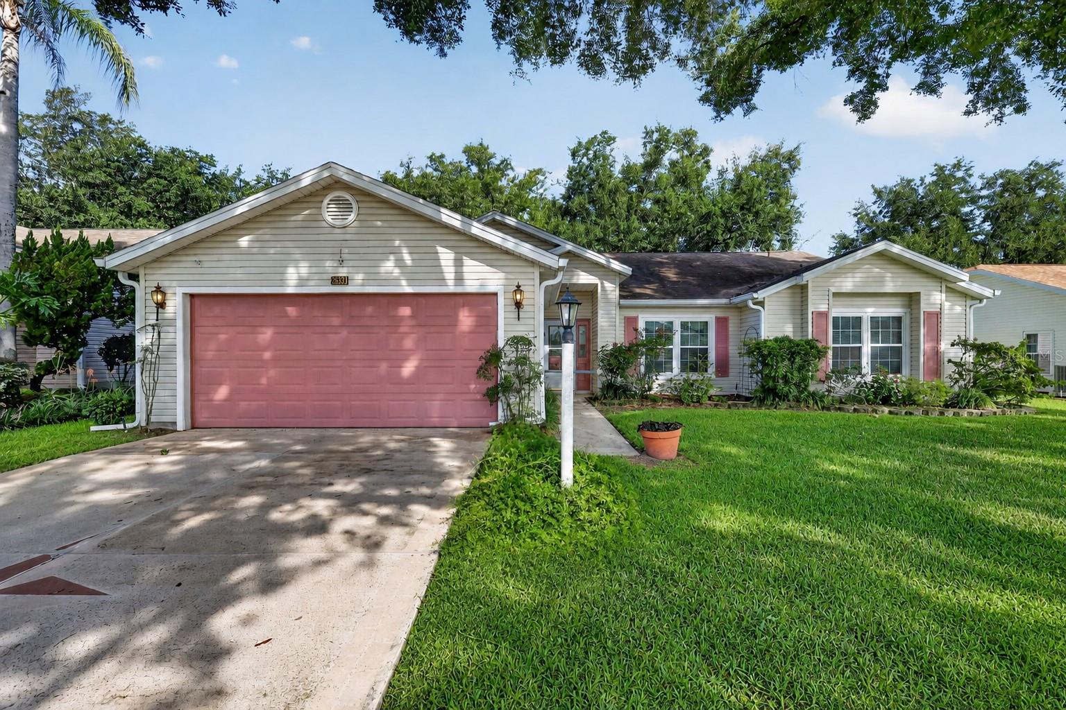Single Family Residence in LEESBURG, FL - Daniel Dourado
