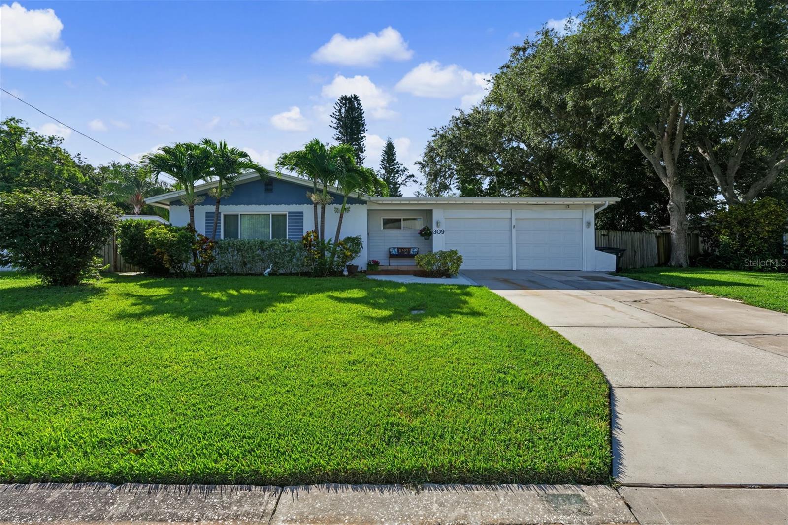 Single Family Residence in LARGO, FL - Daniel Dourado