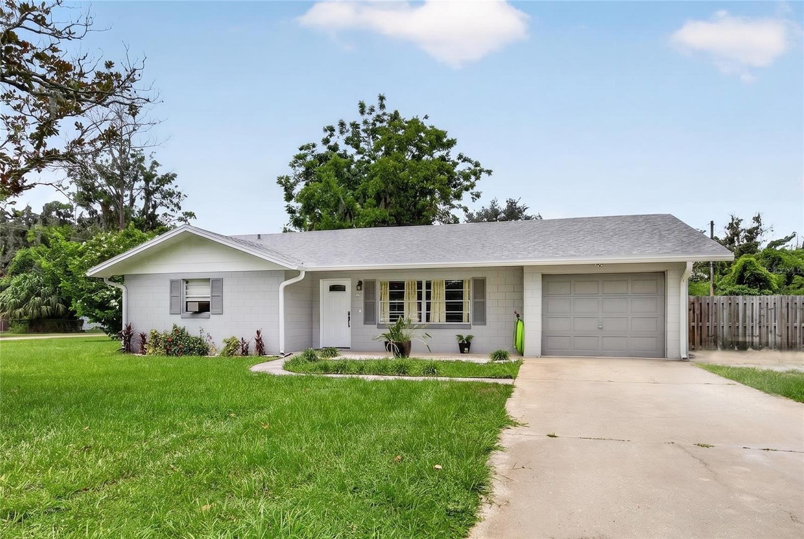 Single Family Residence in UMATILLA, FL - Daniel Dourado