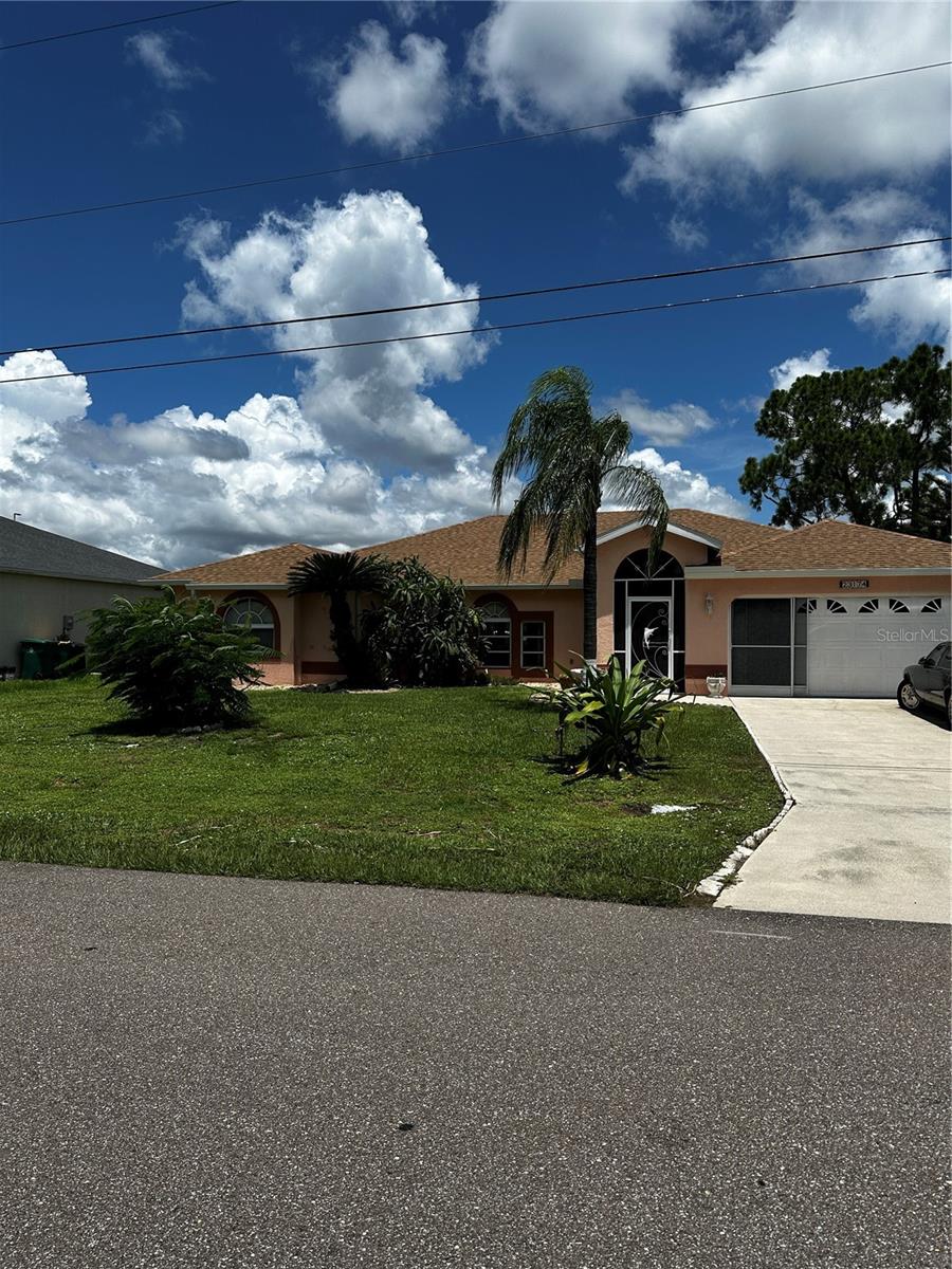 Single Family Residence em PORT CHARLOTTE, FL - Daniel Dourado