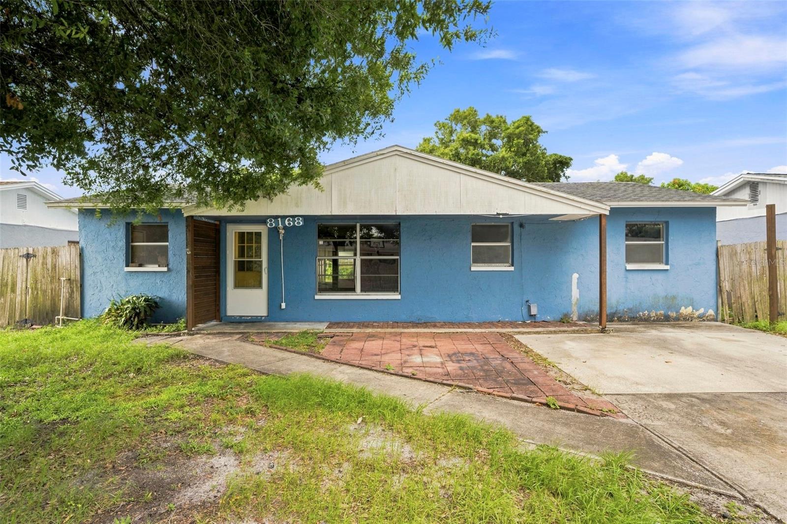 Single Family Residence in SEMINOLE, FL - Daniel Dourado