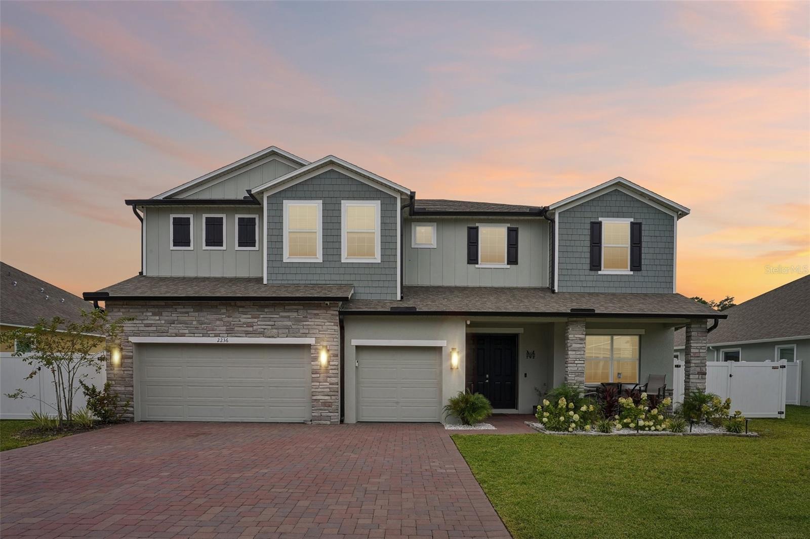 Single Family Residence in EDGEWATER, FL - Daniel Dourado