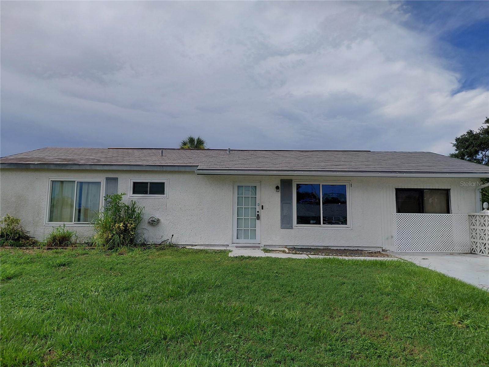 Single Family Residence em PORT CHARLOTTE, FL - Daniel Dourado
