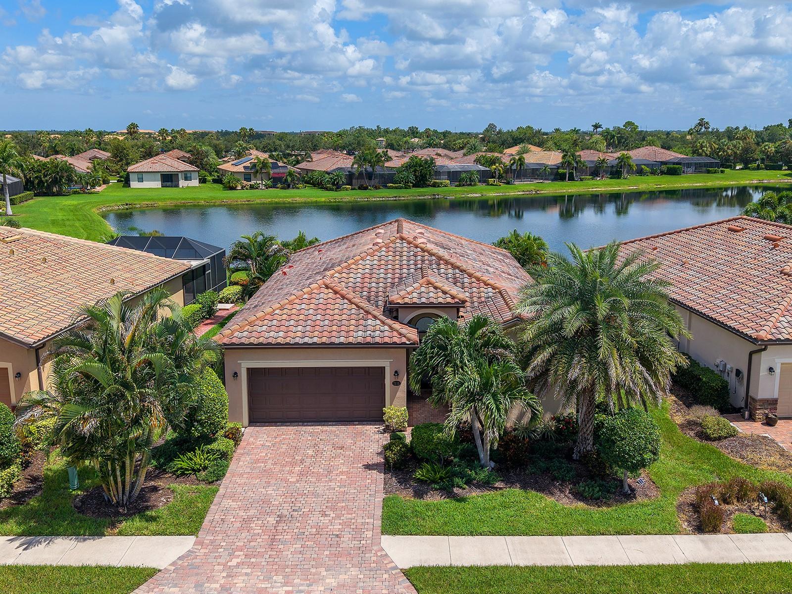 Single Family Residence in BRADENTON, FL - Daniel Dourado