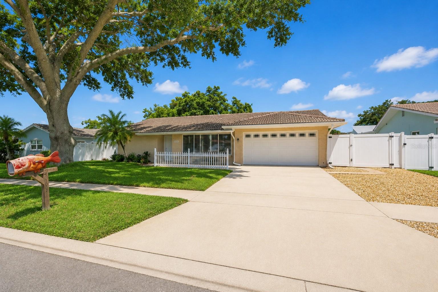 Single Family Residence in PALM HARBOR, FL - Daniel Dourado