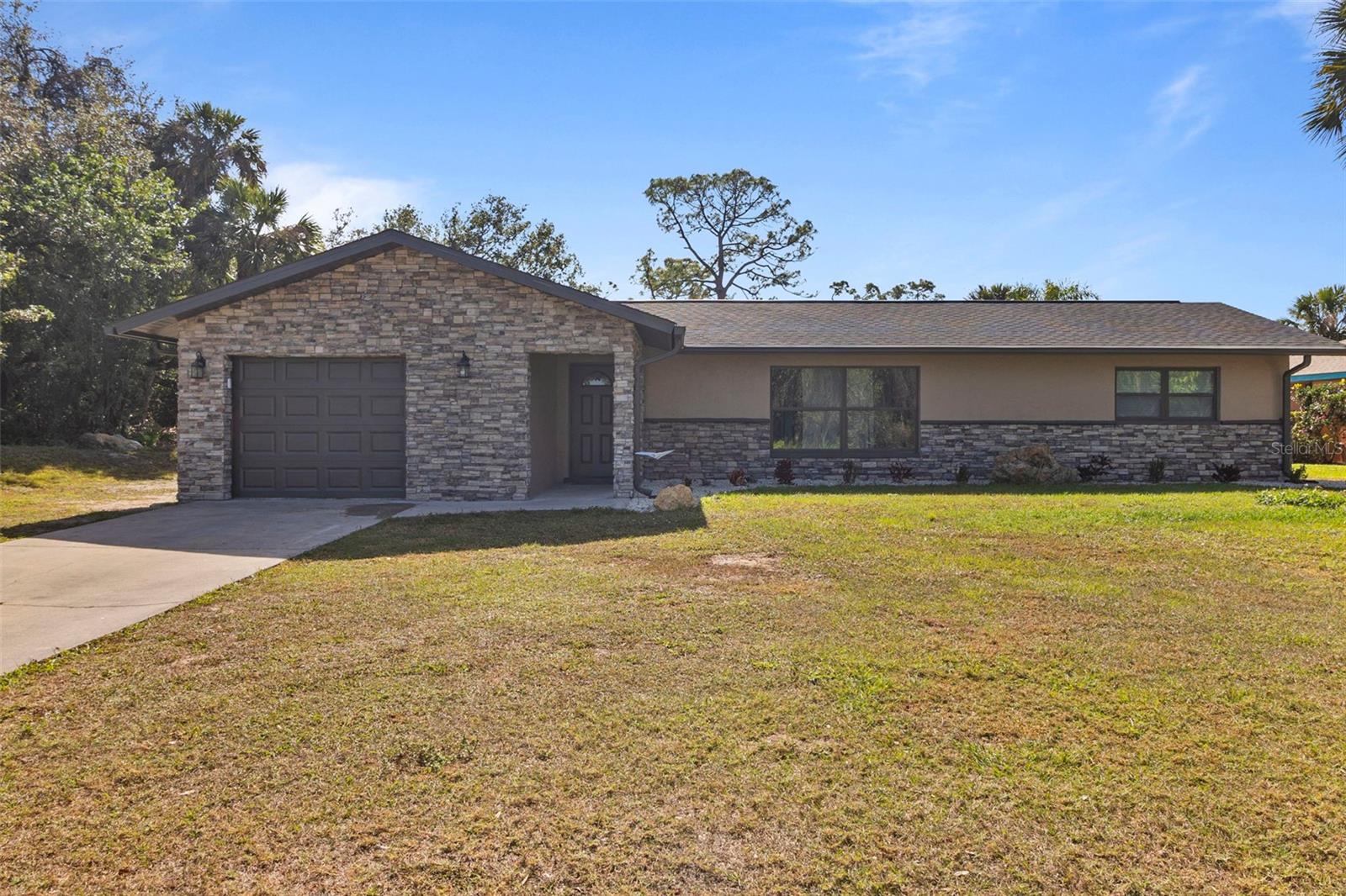 Single Family Residence em PORT CHARLOTTE, FL - Daniel Dourado