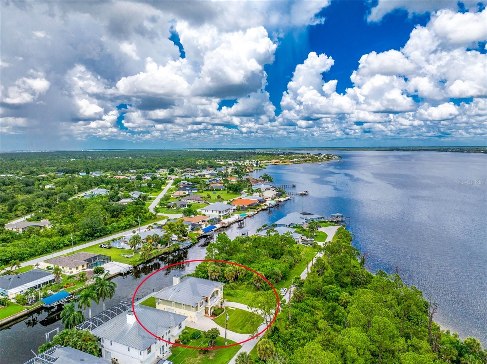 Single Family Residence em PORT CHARLOTTE, FL - Daniel Dourado