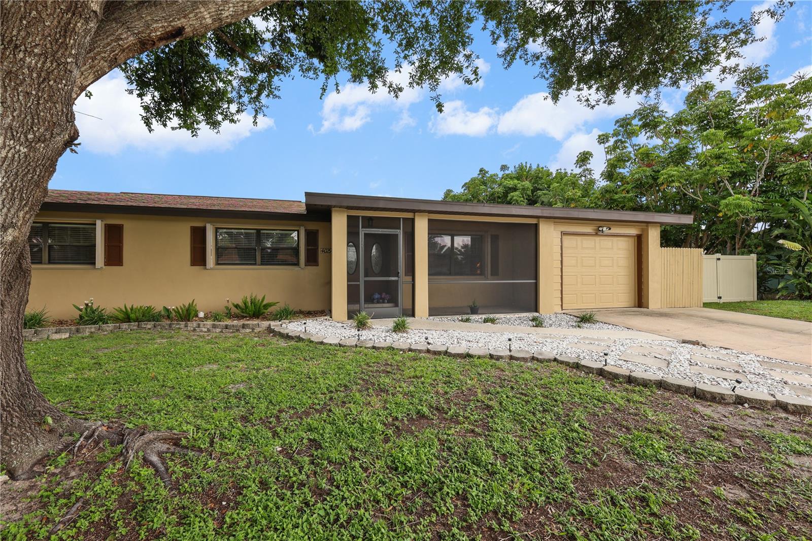 Single Family Residence in CAPE CORAL, FL - Daniel Dourado