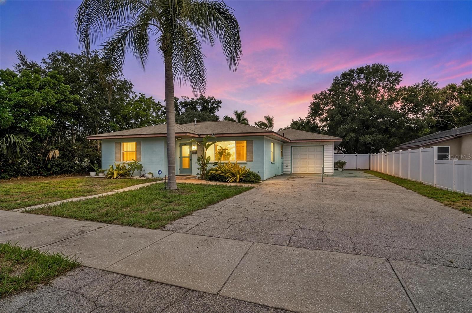 Single Family Residence in BRADENTON, FL - Daniel Dourado
