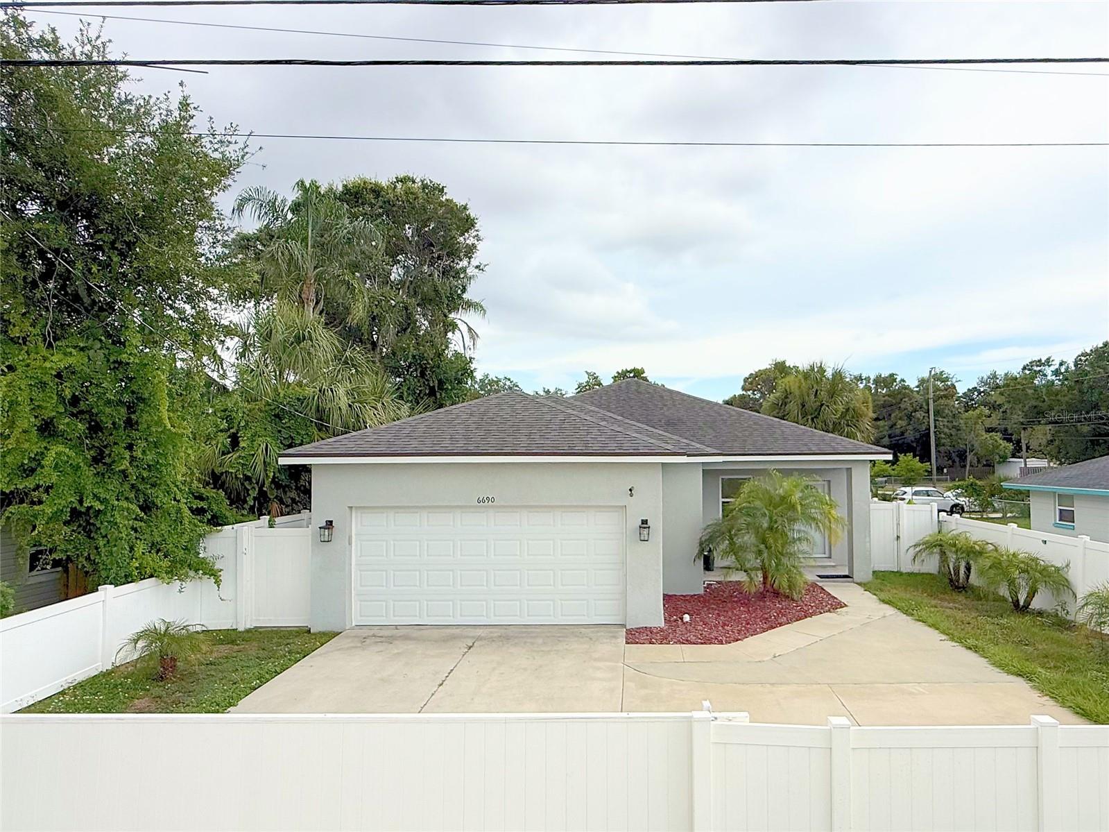 Single Family Residence in ST PETERSBURG, FL - Daniel Dourado