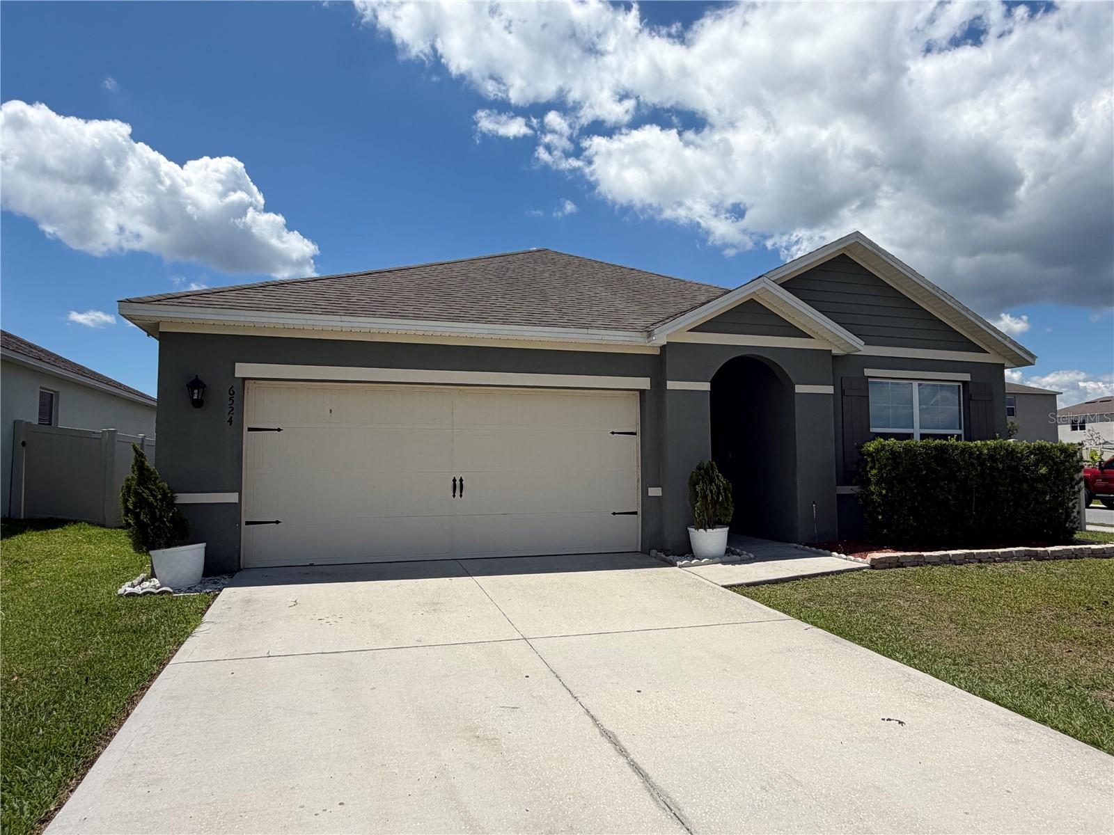 Single Family Residence in MOUNT DORA, FL - Daniel Dourado