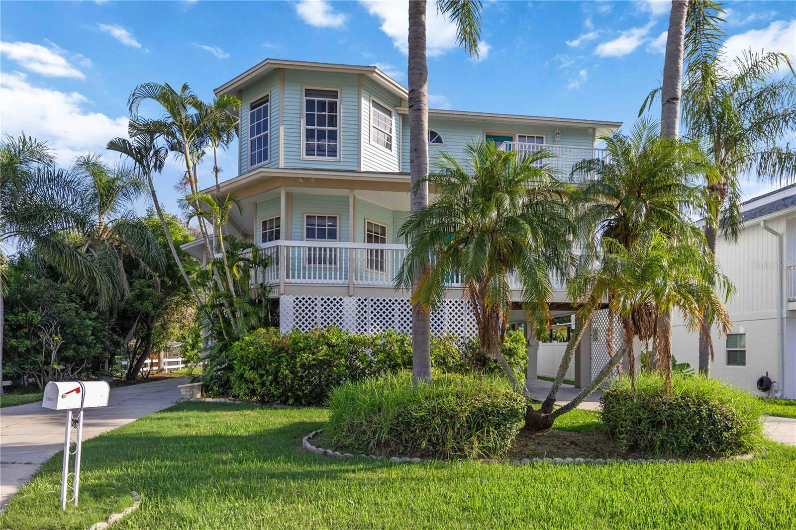 Single Family Residence in SEMINOLE, FL - Daniel Dourado