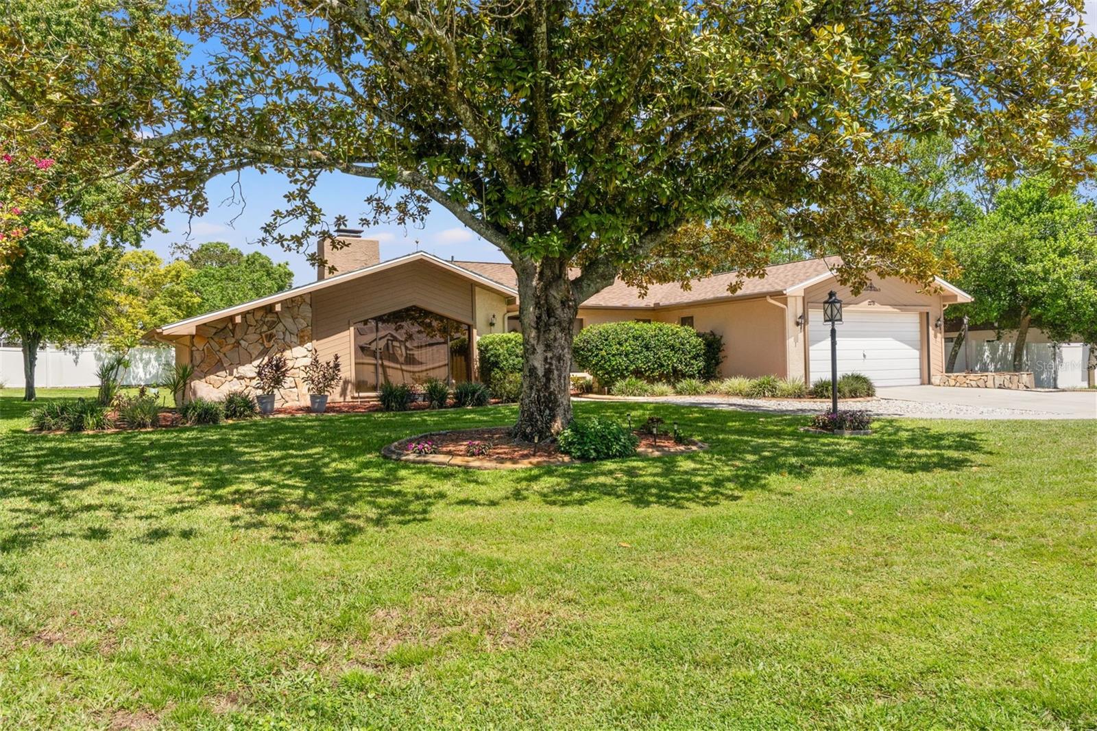 Single Family Residence in SPRING HILL, FL - Daniel Dourado