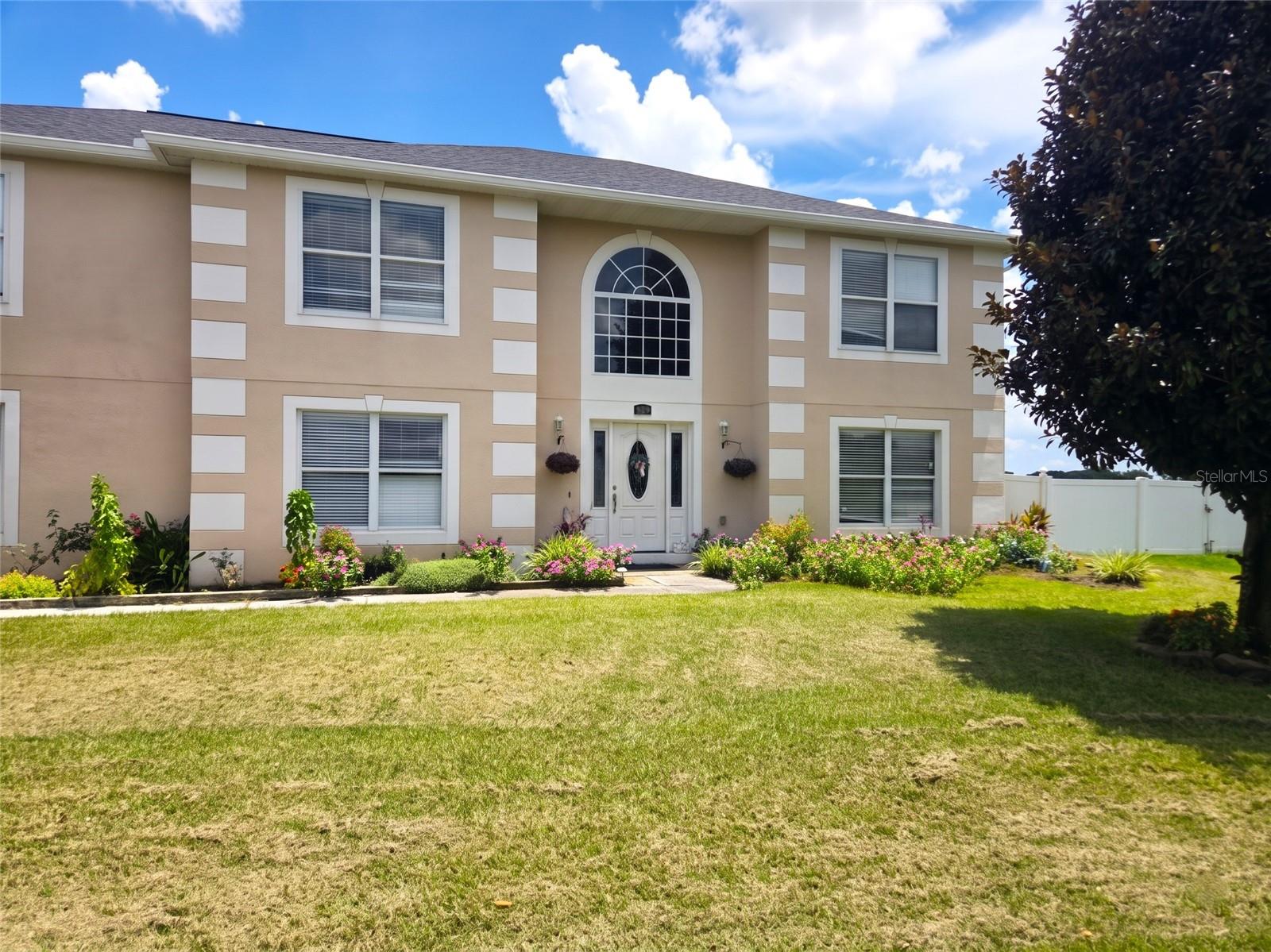 Single Family Residence in EAGLE LAKE, FL - Daniel Dourado