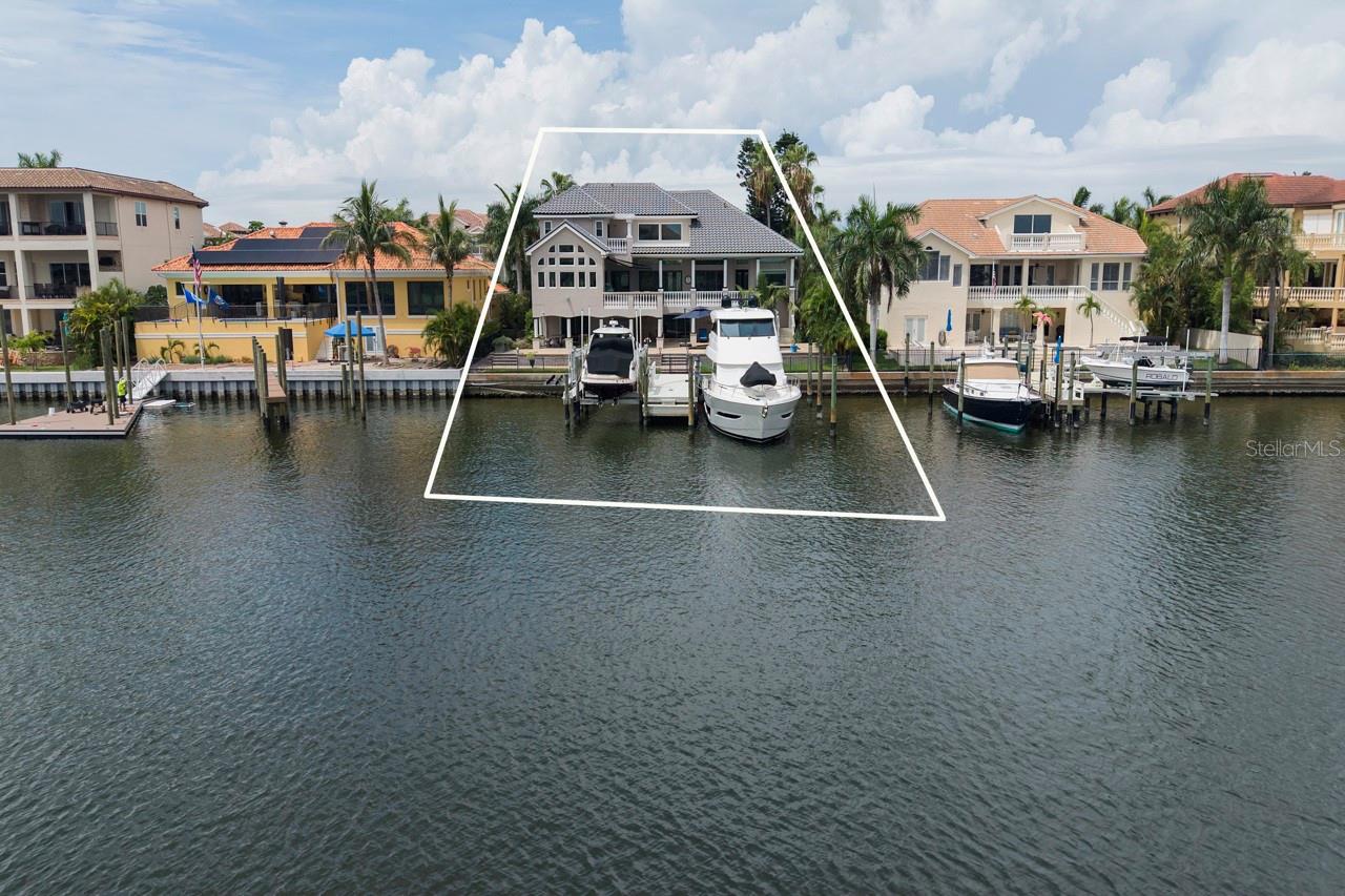 Single Family Residence in GULFPORT, FL - Daniel Dourado