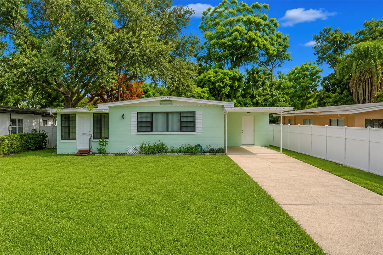 Single Family Residence in ORLANDO, FL - Daniel Dourado
