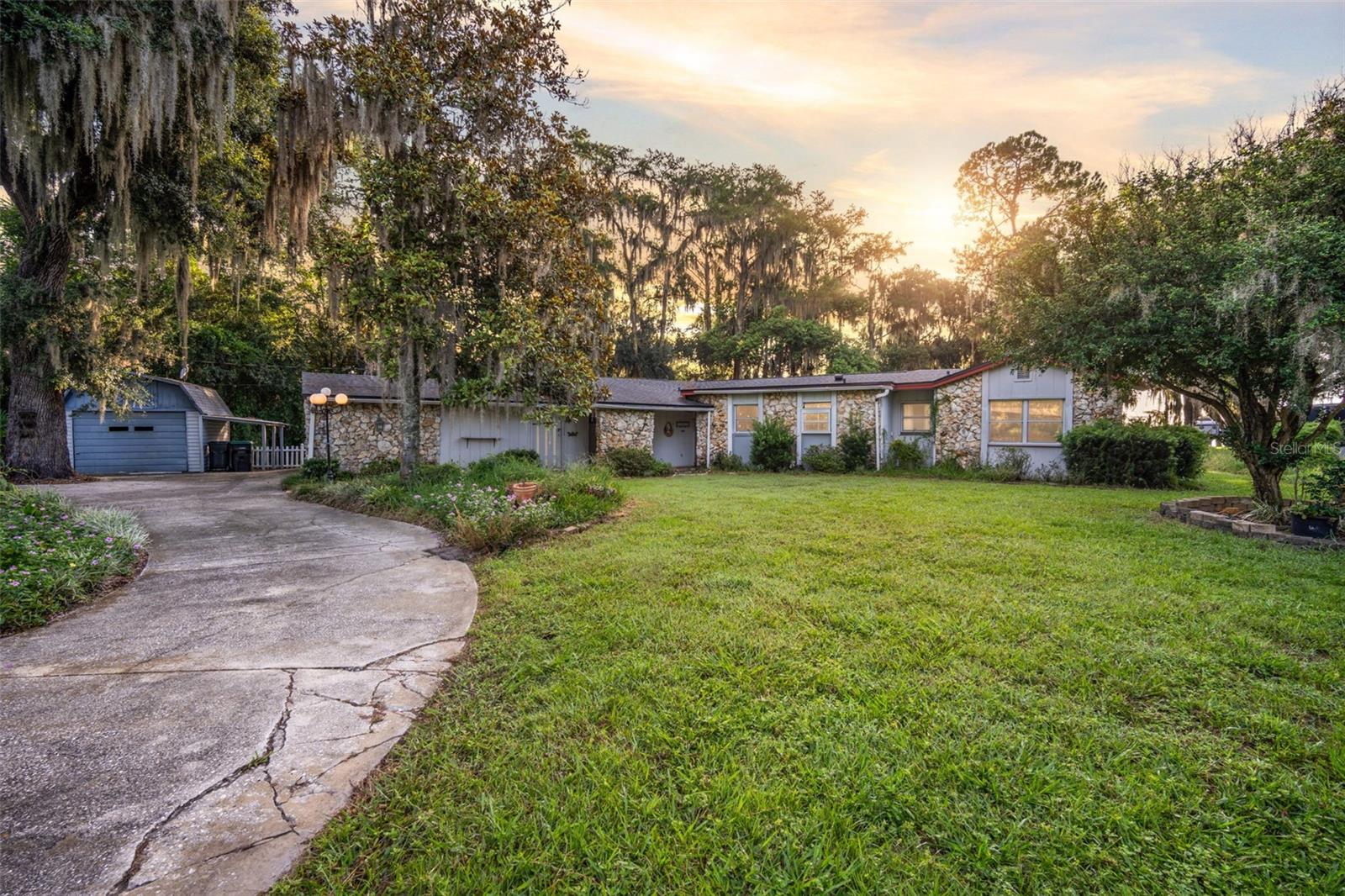 Single Family Residence in ORLANDO, FL - Daniel Dourado