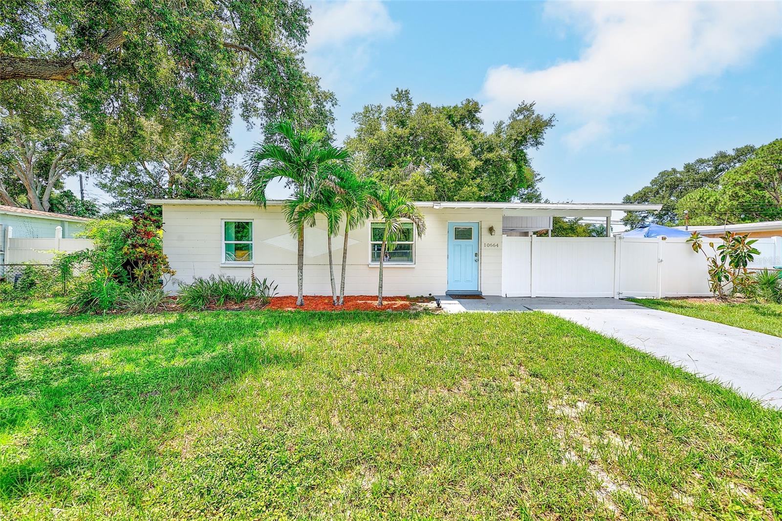Single Family Residence in SEMINOLE, FL - Daniel Dourado