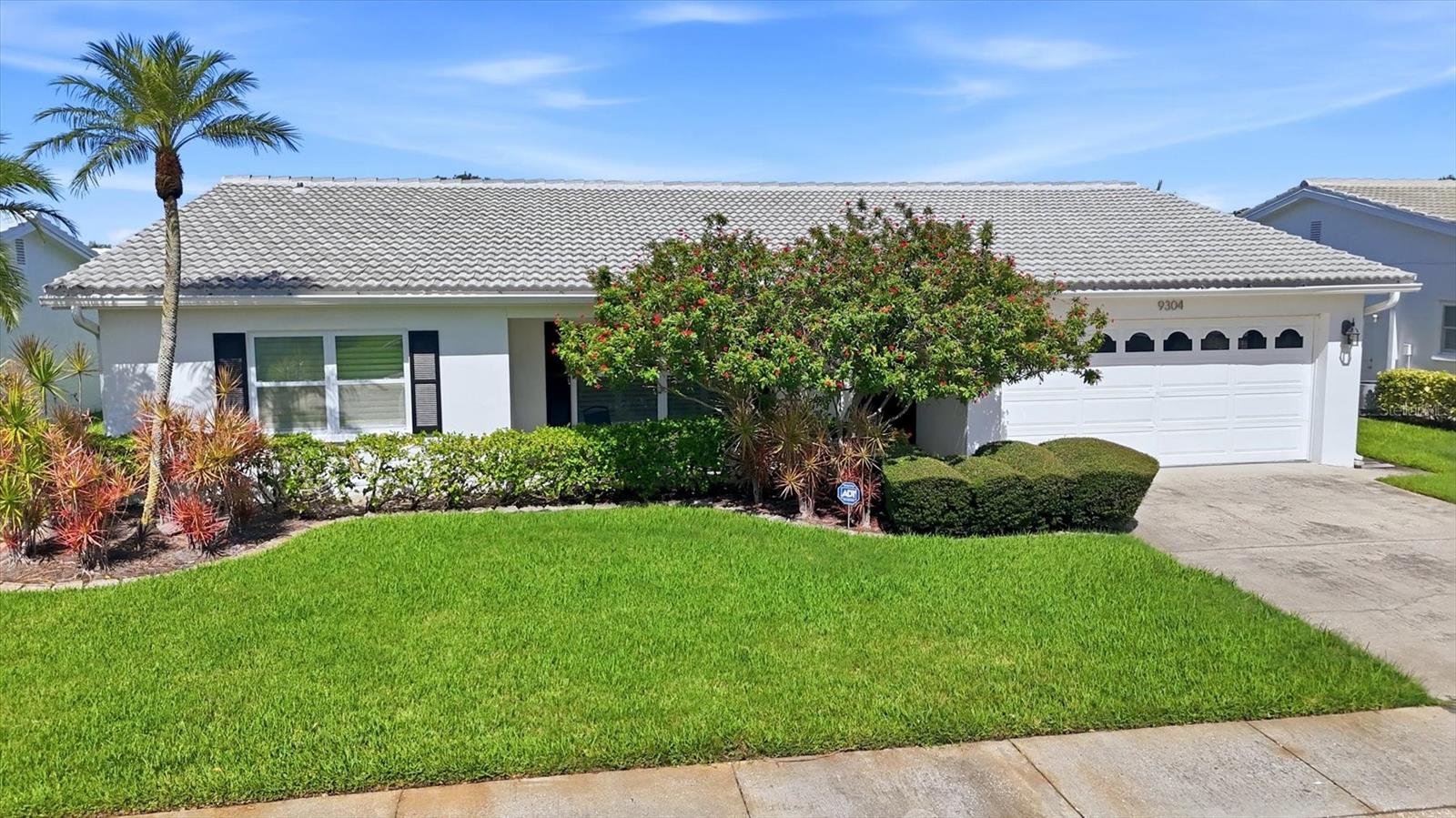 Single Family Residence in PINELLAS PARK, FL - Daniel Dourado