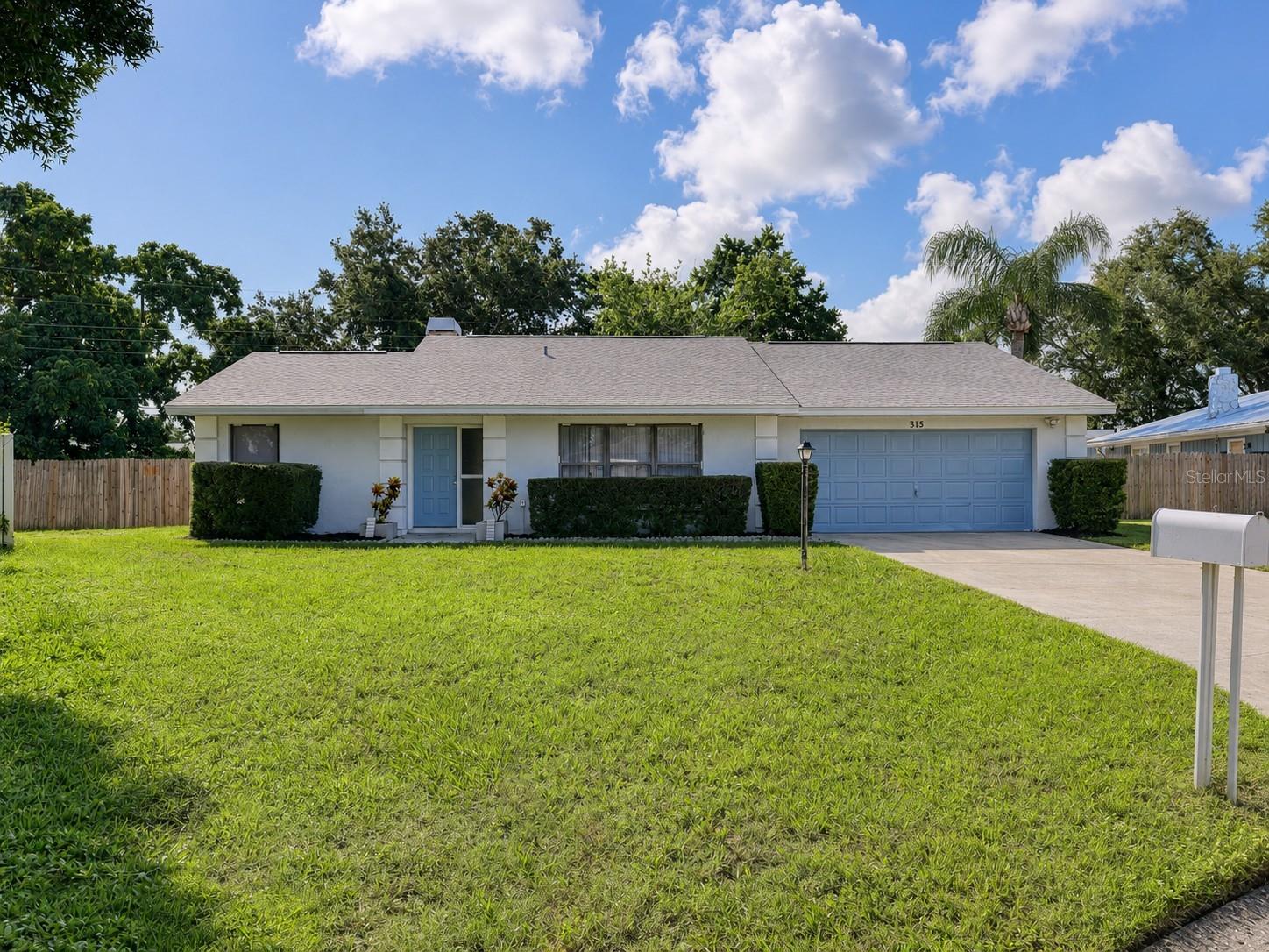 Single Family Residence in BRADENTON, FL - Daniel Dourado