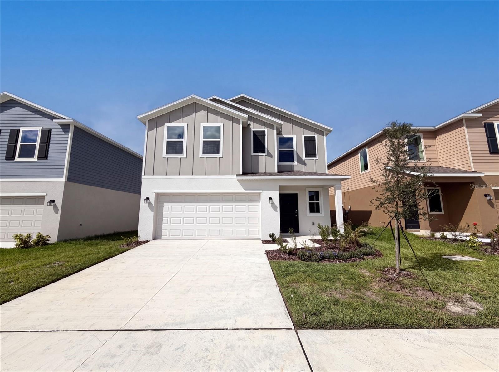 Single Family Residence in EAGLE LAKE, FL - Daniel Dourado