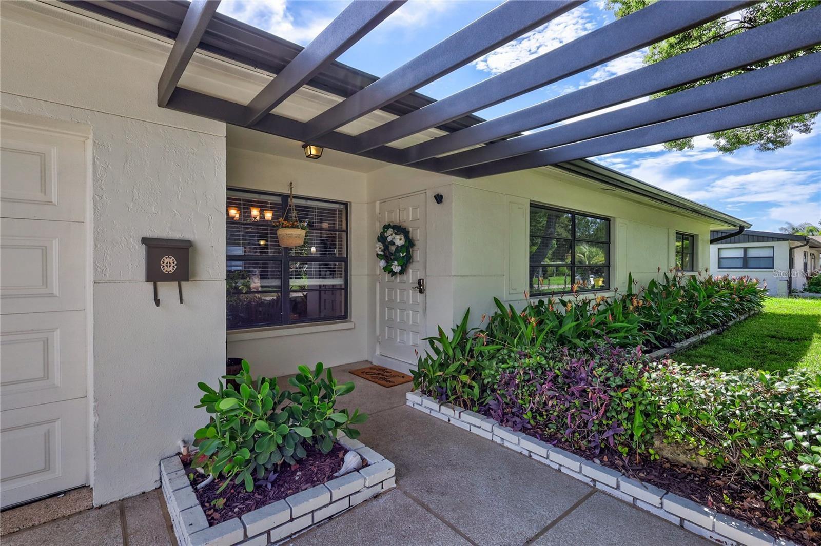 Single Family Residence in SEMINOLE, FL - Daniel Dourado