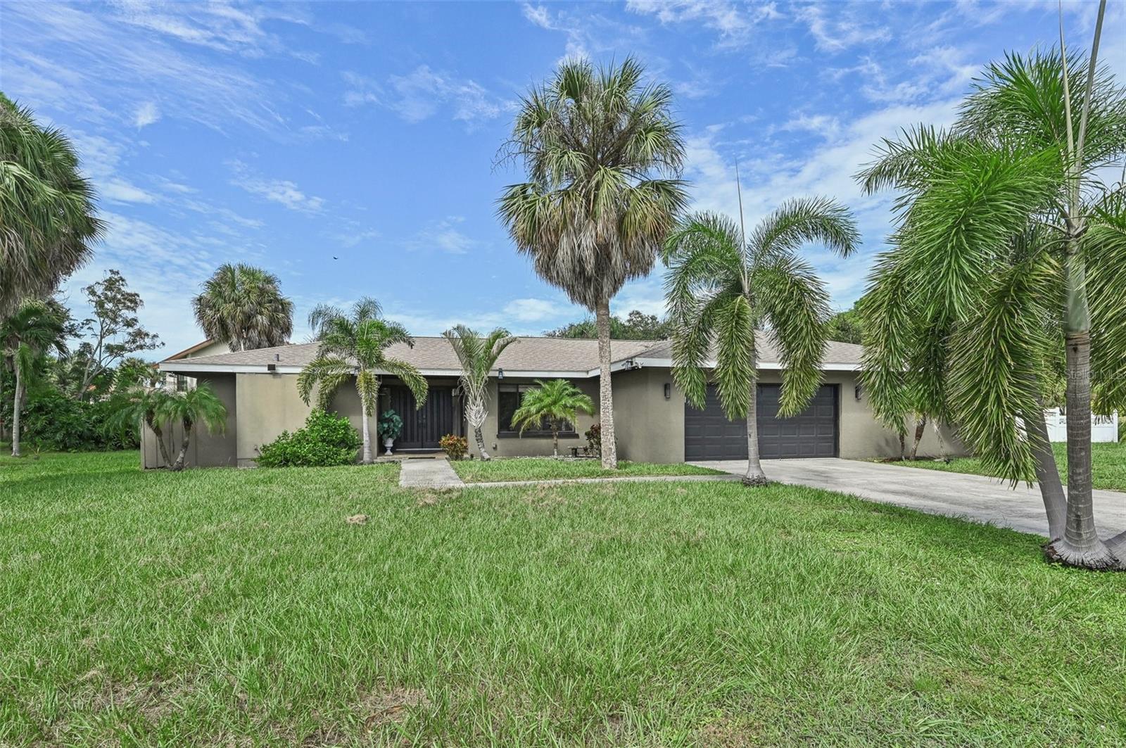 Single Family Residence in BRADENTON, FL - Daniel Dourado