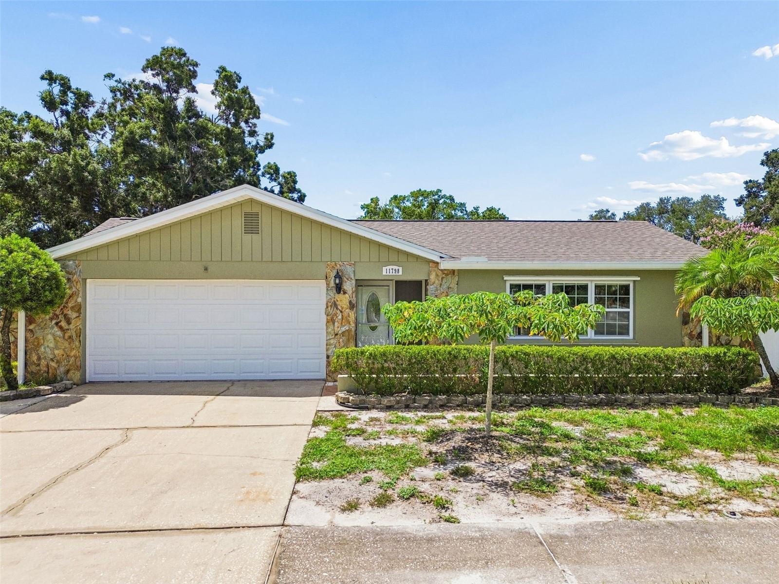 Single Family Residence in SEMINOLE, FL - Daniel Dourado