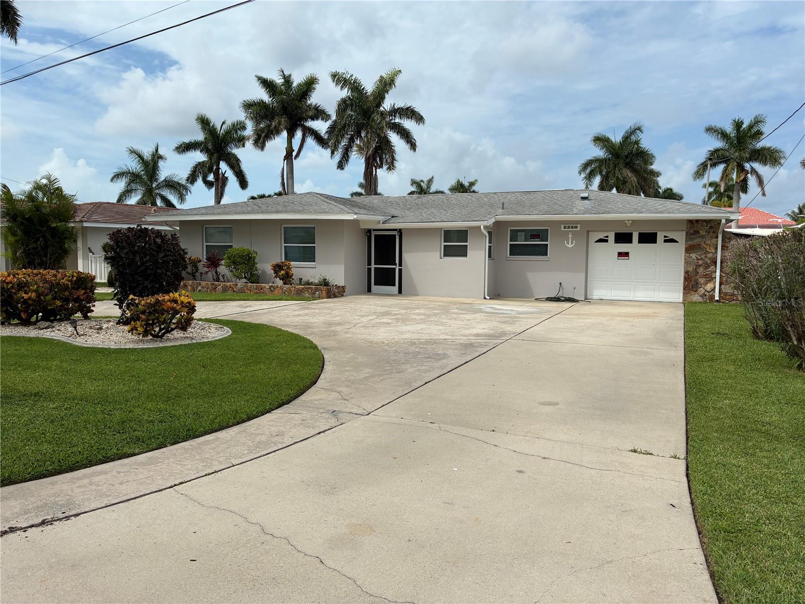 Single Family Residence in CAPE CORAL, FL - Daniel Dourado