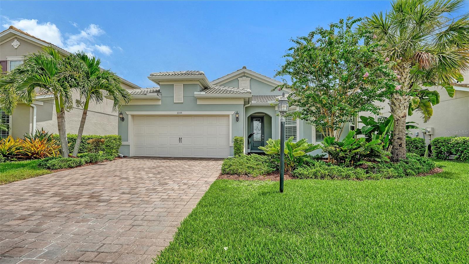 Single Family Residence in BRADENTON, FL - Daniel Dourado
