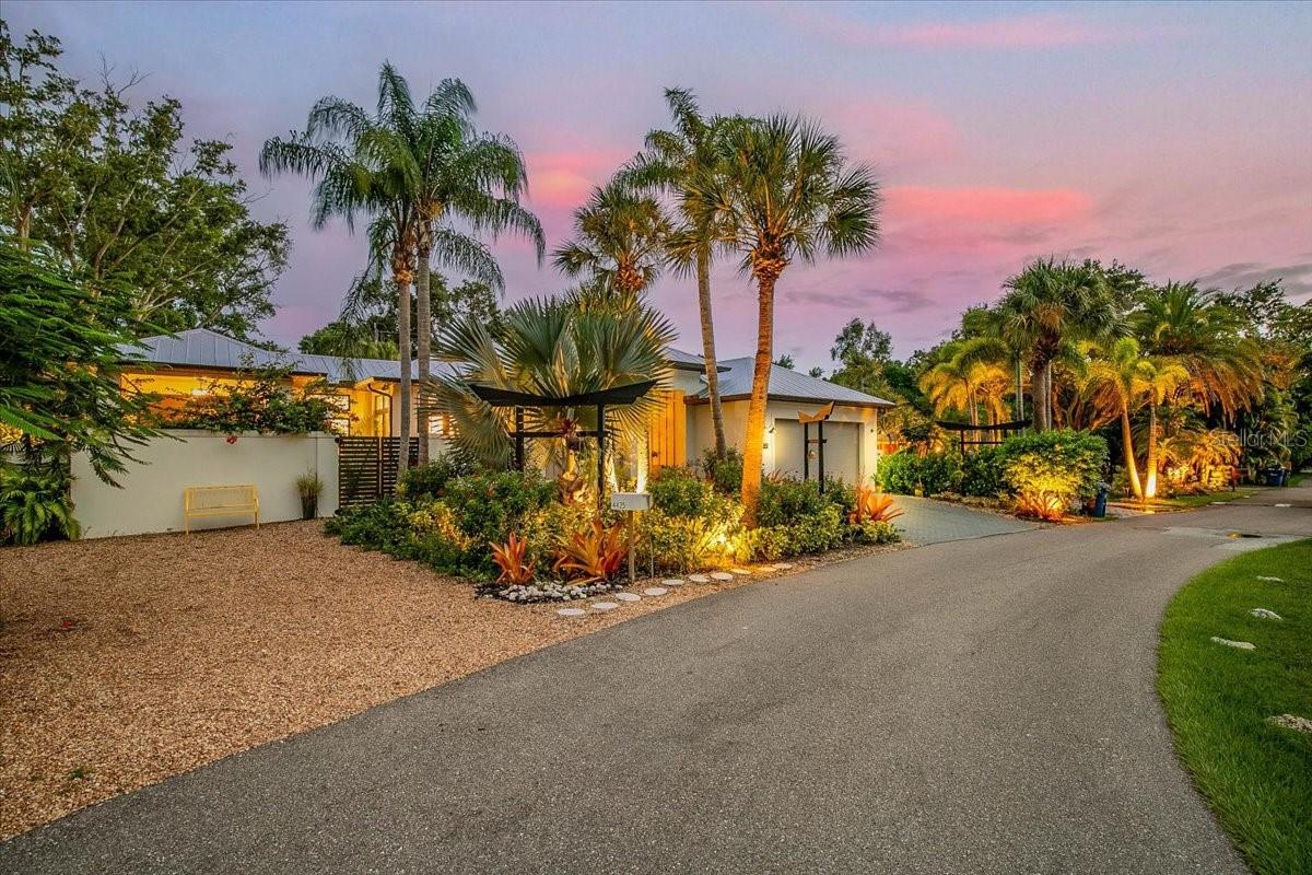 Single Family Residence in SARASOTA, FL - Daniel Dourado