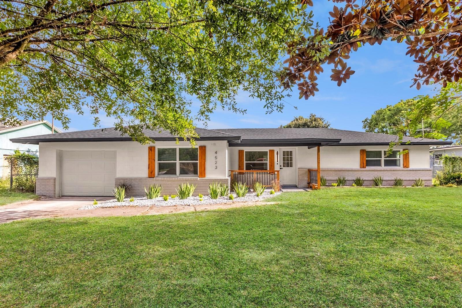 Single Family Residence in ORLANDO, FL - Daniel Dourado