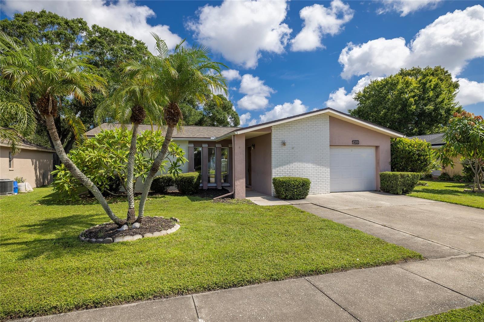 Single Family Residence in PINELLAS PARK, FL - Daniel Dourado