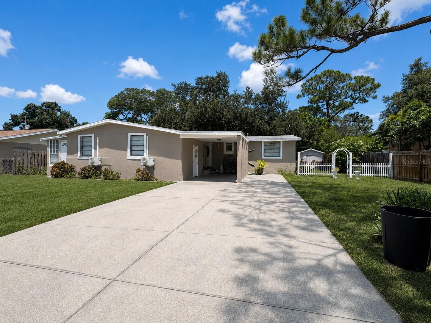 Single Family Residence in BRADENTON, FL - Daniel Dourado