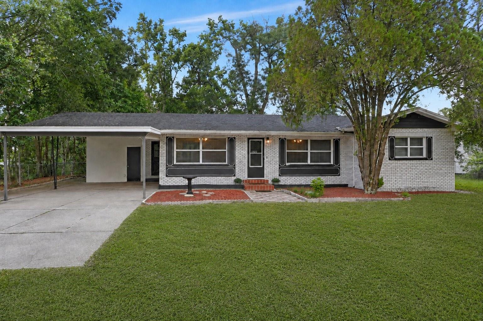 Single Family Residence in DELAND, FL - Daniel Dourado