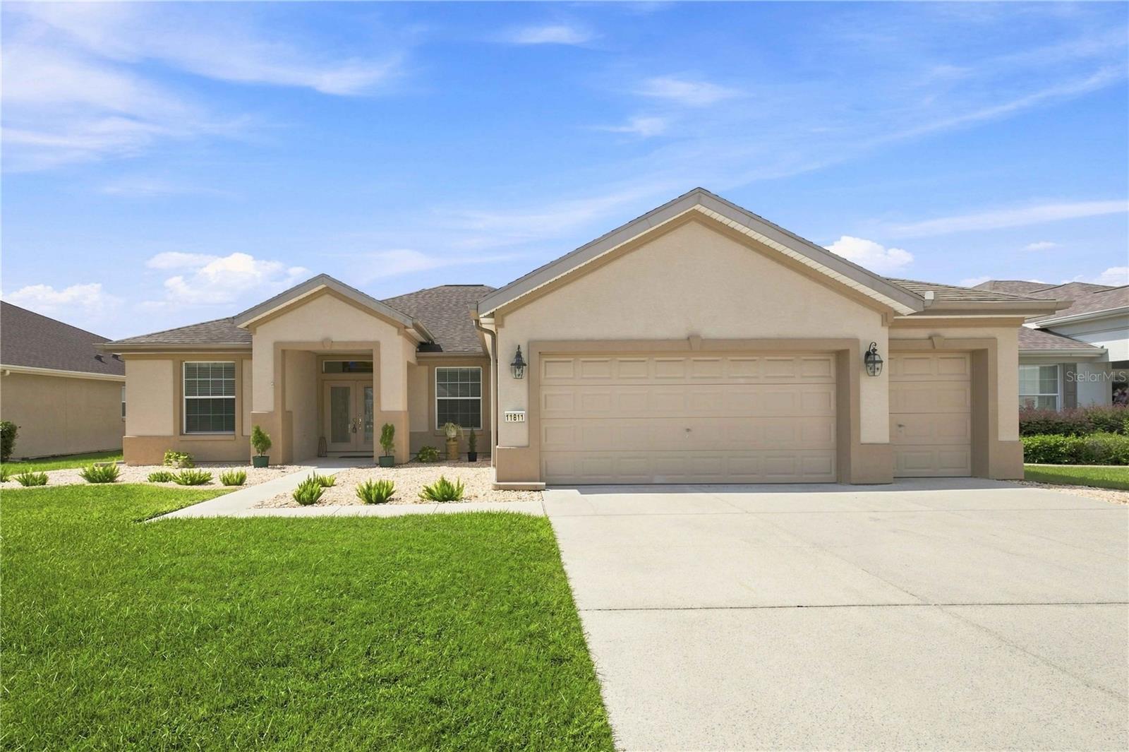 Single Family Residence in SUMMERFIELD, FL - Daniel Dourado