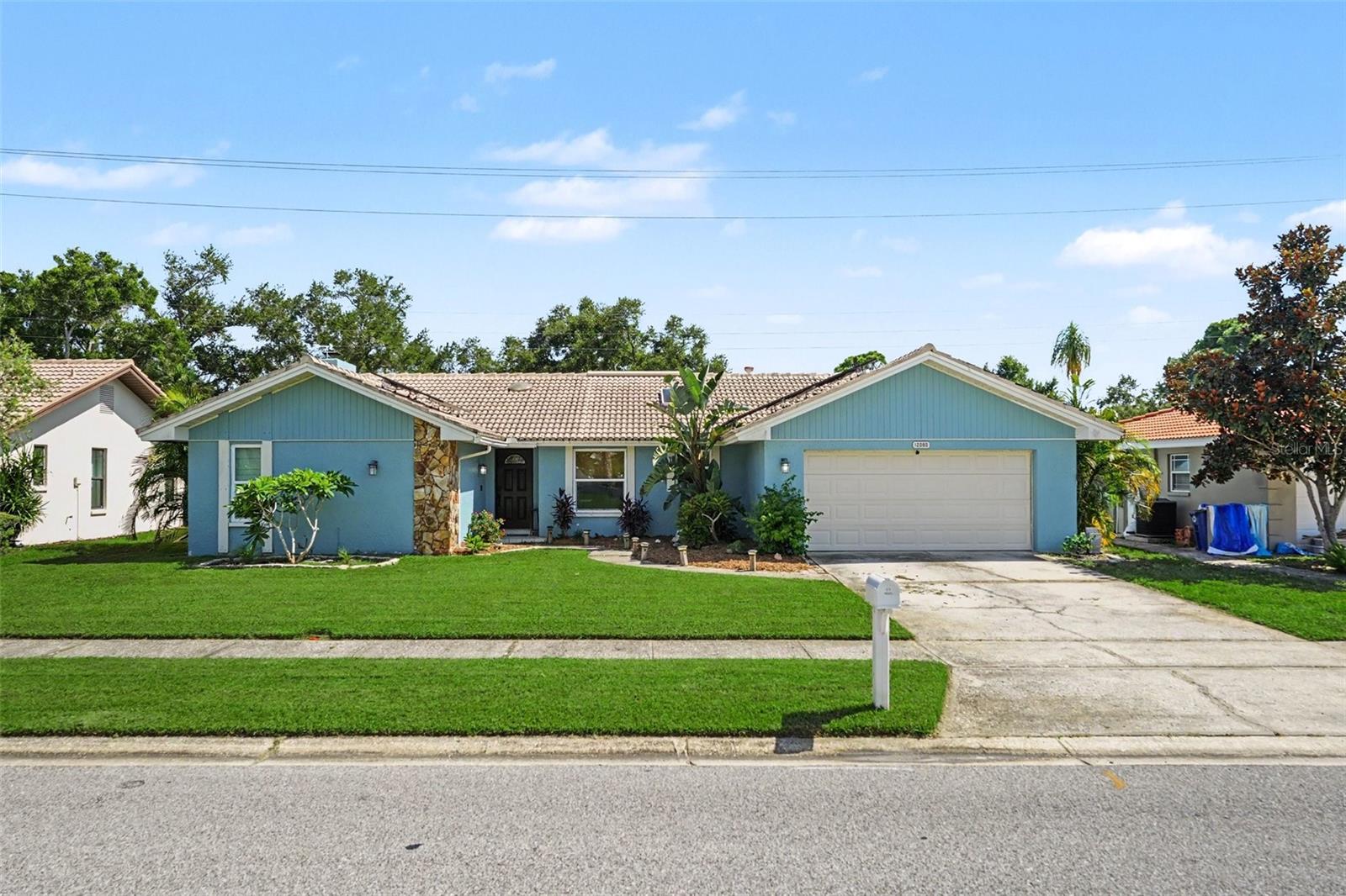 Single Family Residence in SEMINOLE, FL - Daniel Dourado