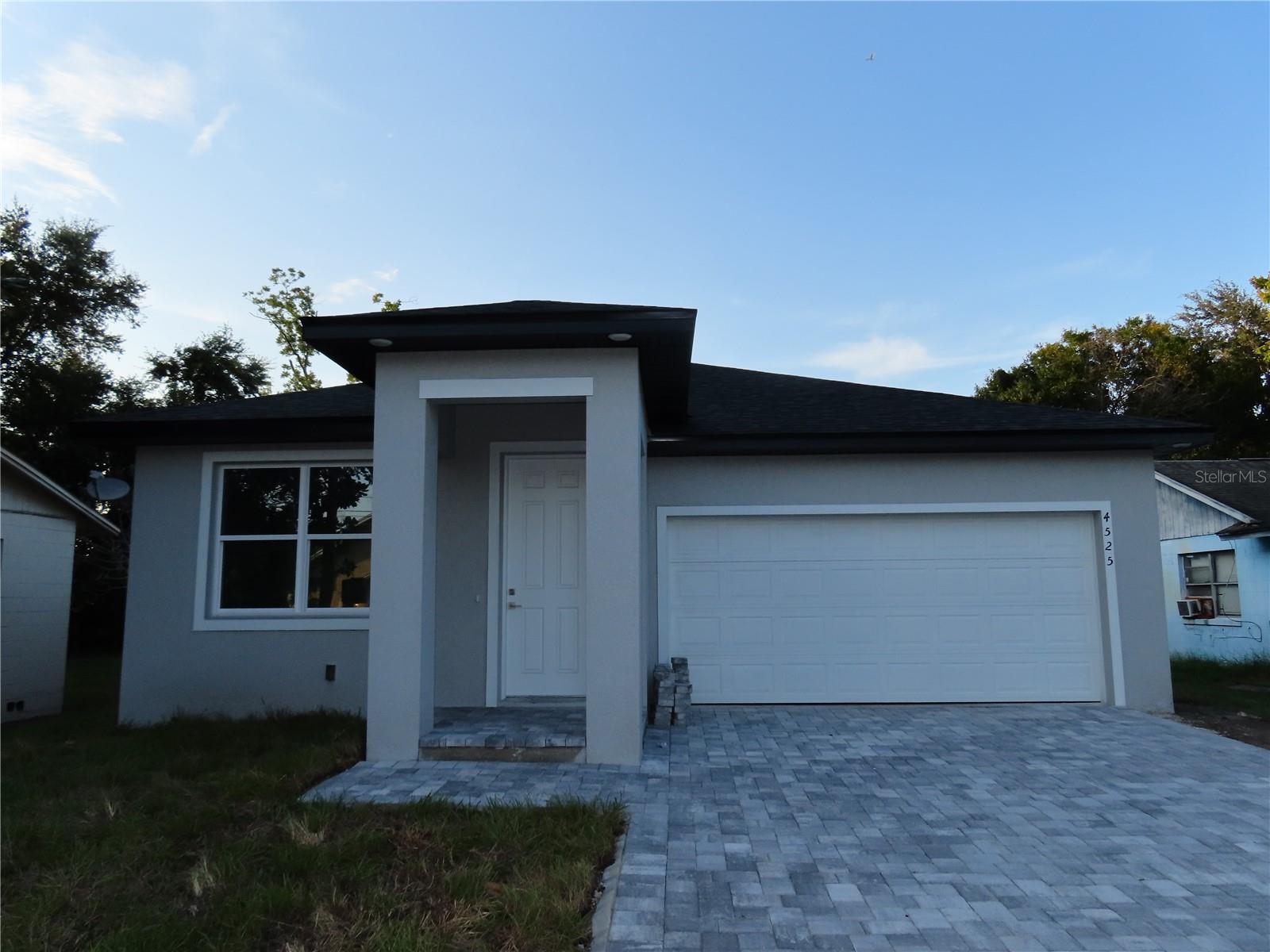 Single Family Residence in ORLANDO, FL - Daniel Dourado