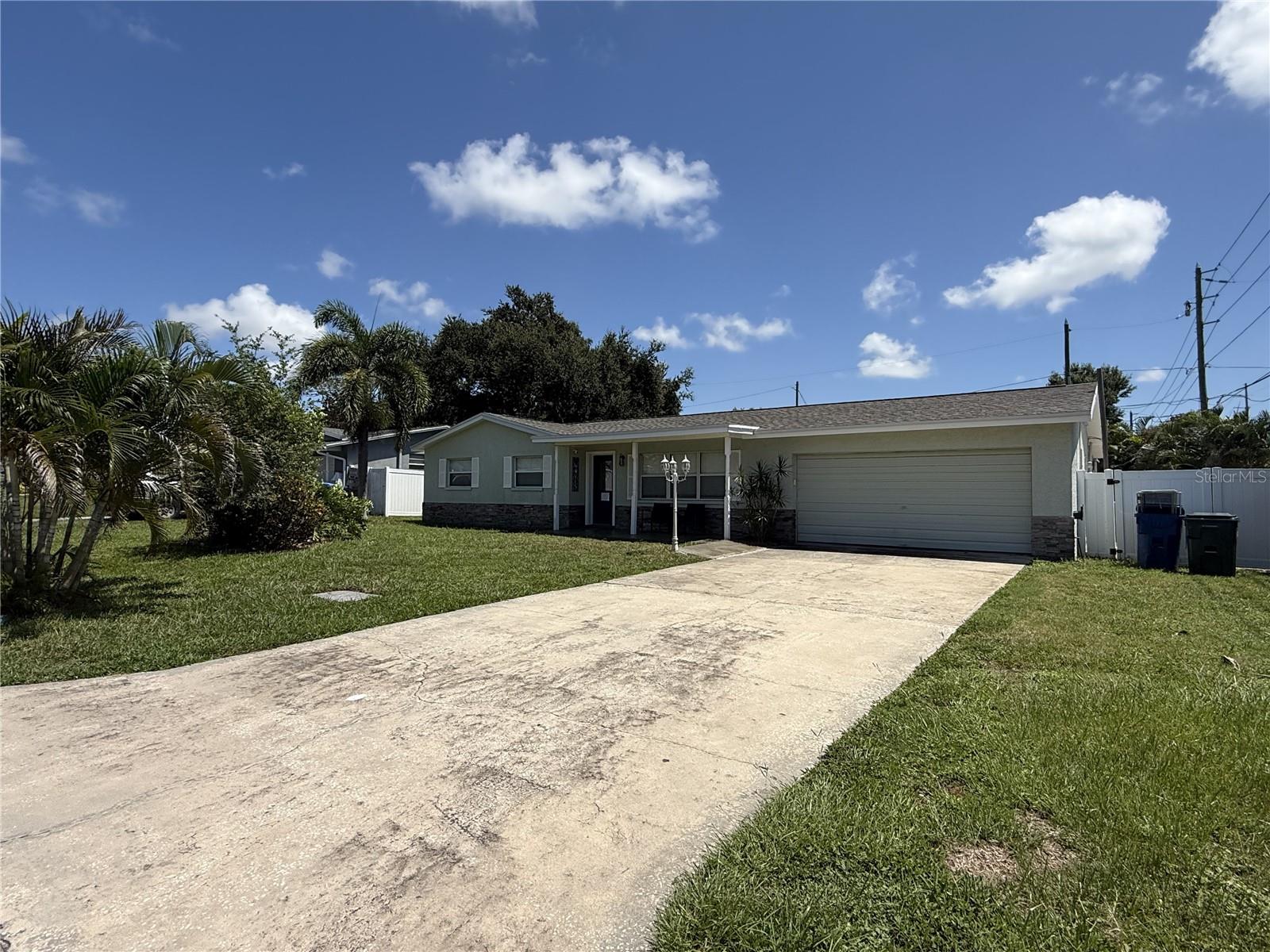 Single Family Residence in LARGO, FL - Daniel Dourado