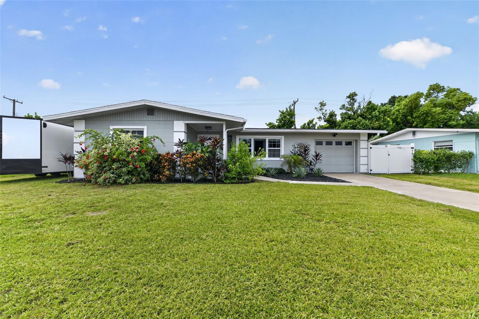 Single Family Residence in BRADENTON, FL - Daniel Dourado