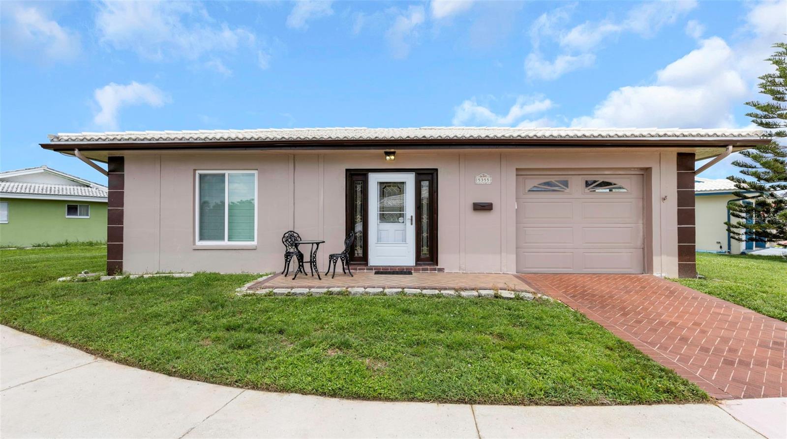 Single Family Residence in PINELLAS PARK, FL - Daniel Dourado