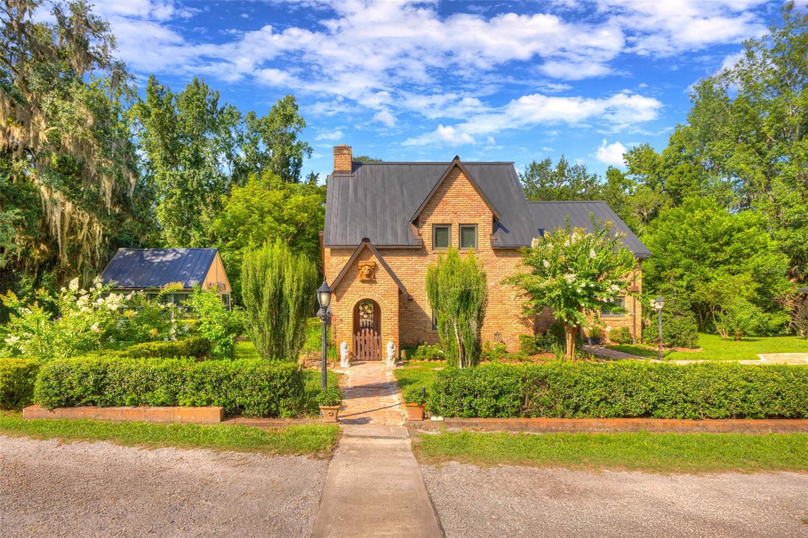 Single Family Residence in DELAND, FL - Daniel Dourado
