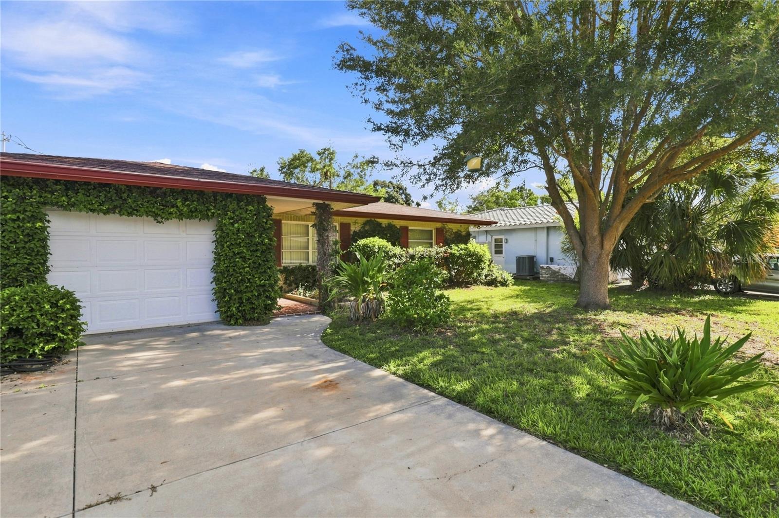 Single Family Residence in LARGO, FL - Daniel Dourado