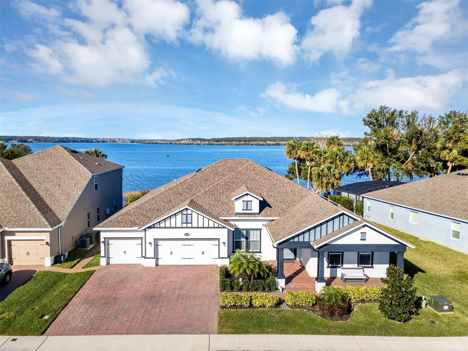 Single Family Residence in OAKLAND, FL - Daniel Dourado
