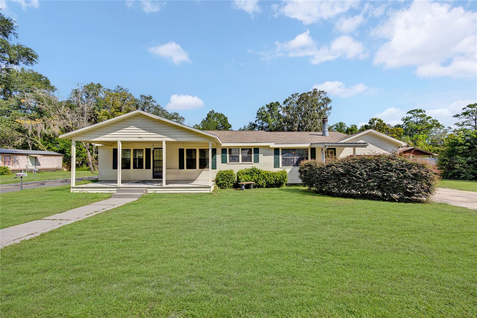 Single Family Residence em BRANFORD, FL - Daniel Dourado