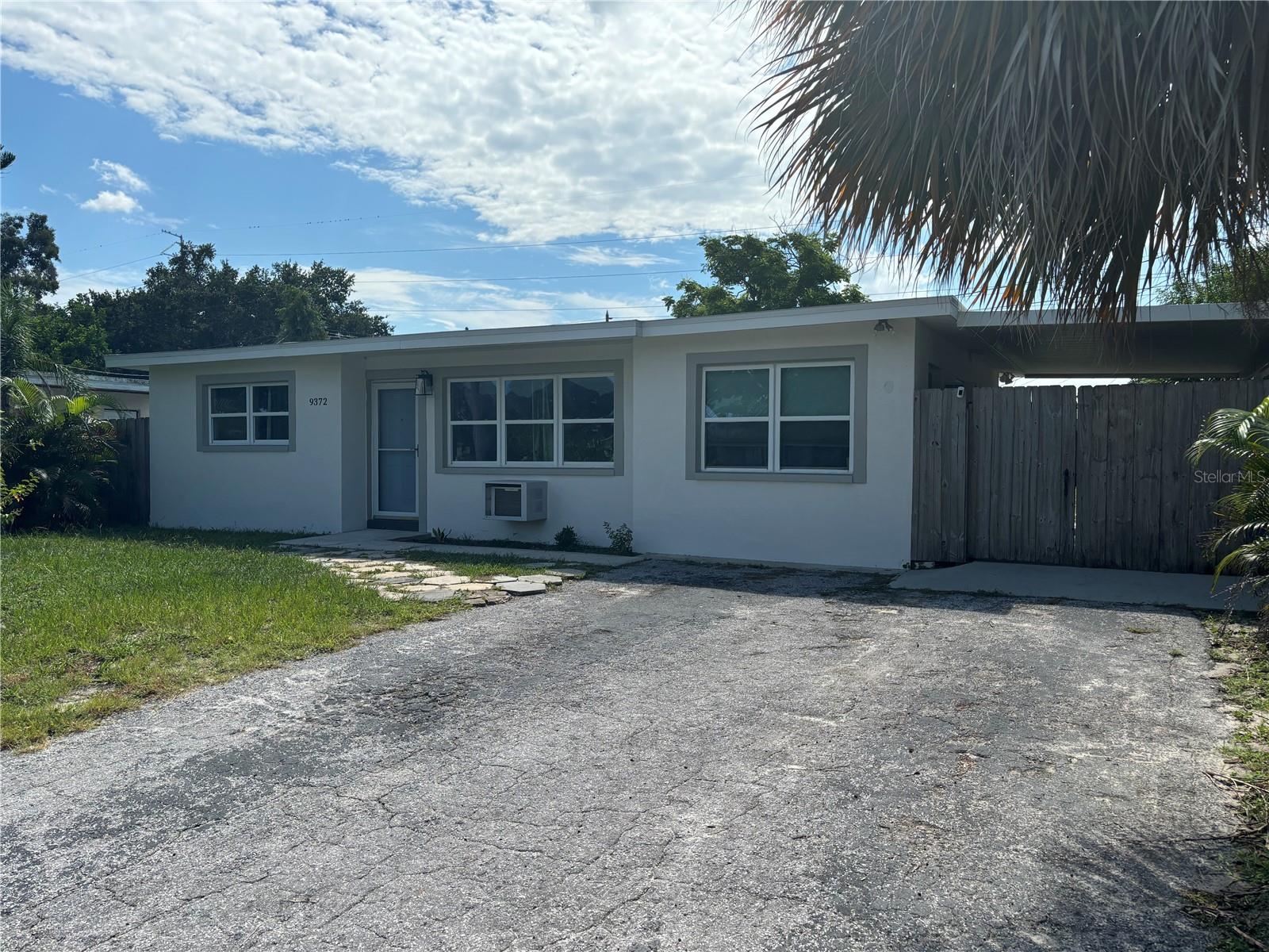Single Family Residence in SEMINOLE, FL - Daniel Dourado