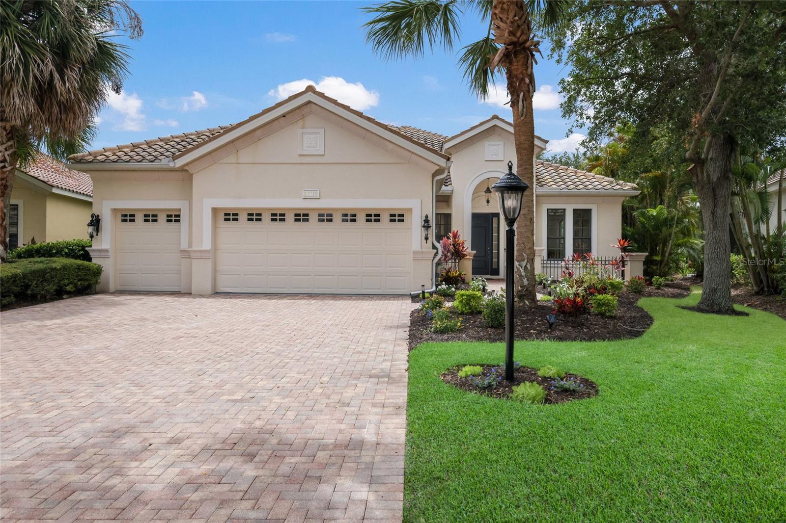 Single Family Residence in BRADENTON, FL - Daniel Dourado
